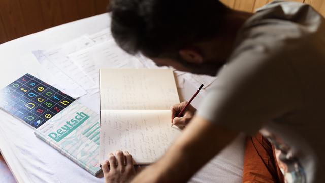 Un migrant en train d'étudier l'allemand (photo prétexte). [Keystone - Gaetan Bally]