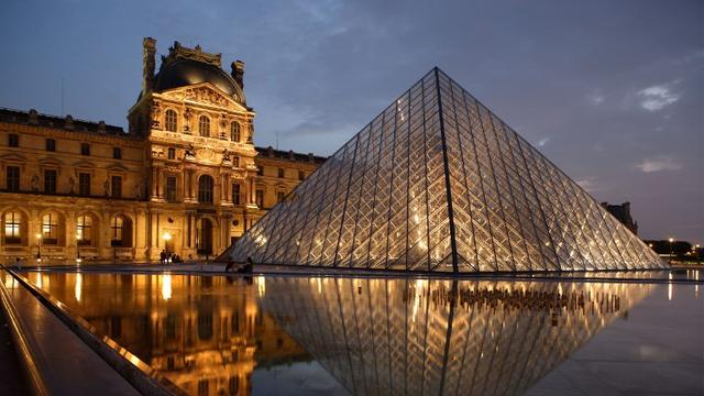 La pyramide du Louvre, dans la cour du musée parisien. [AFP - Manuel Cohen]