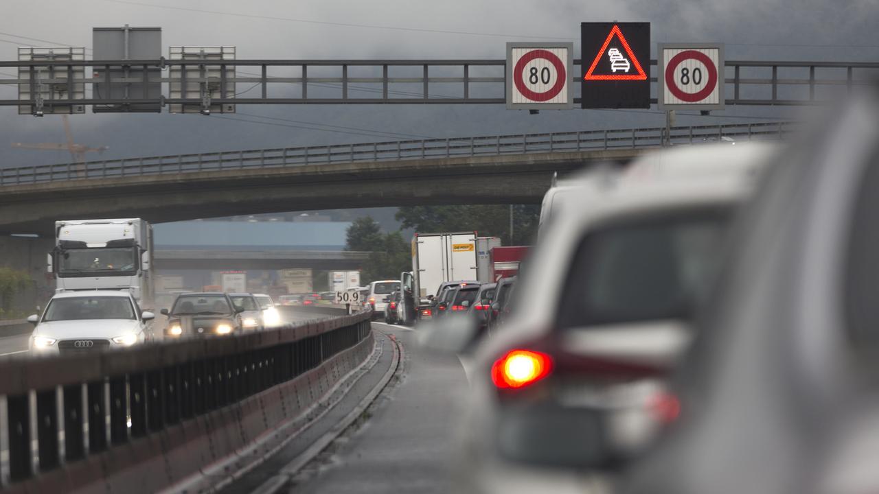 L'autoroute A1 à l'entrée de Berne est régulièrement engorgée. [Keystone - Gaëtan Bally]