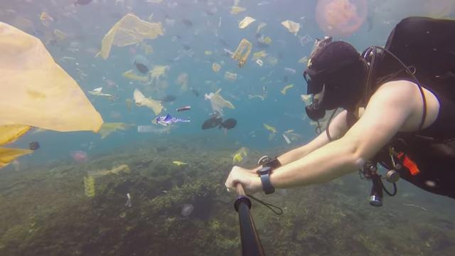 Le touriste britannique Rich Horner nage au milieu du plastique près de Bali, en Indonésie. [Rich Horner]