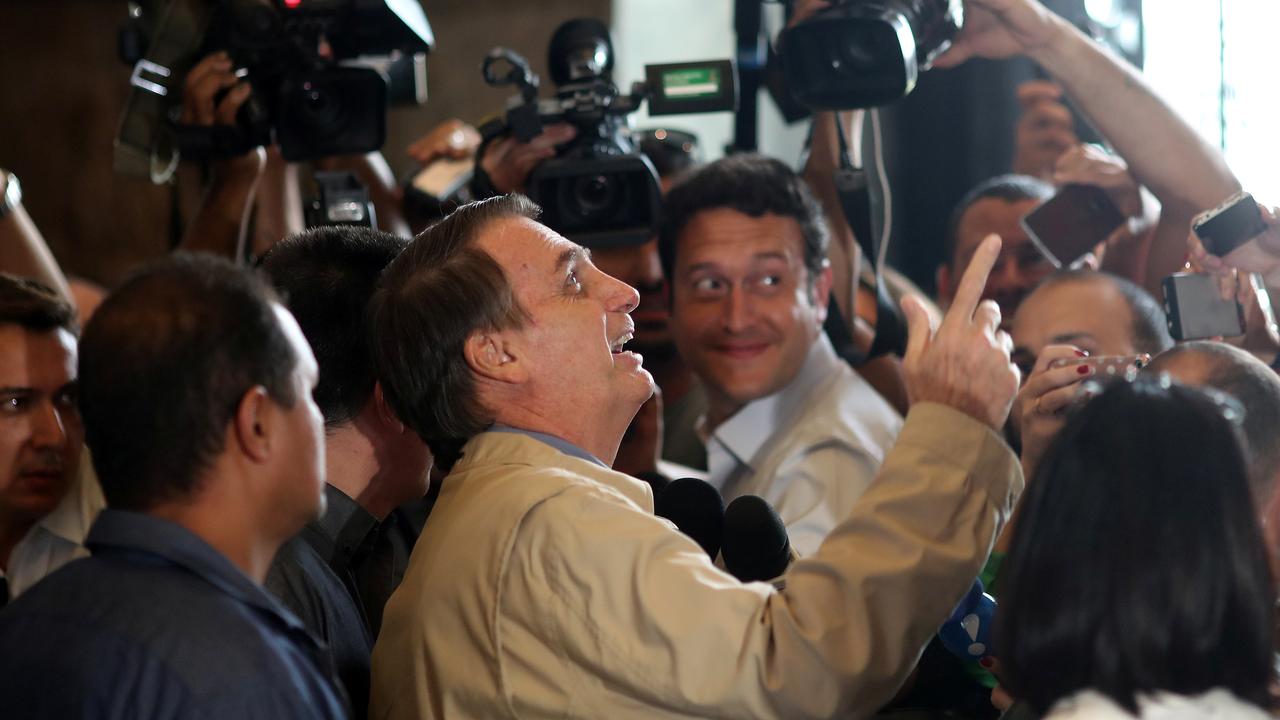 Jair Bolsonaro, encore candidat à la présidentielle au moment de la photo, entouré de représentants des médias. [Reuters - Ricardo Moraes]