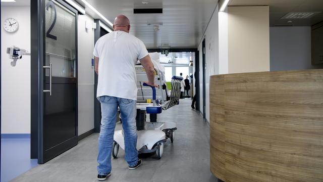 Dans les couloirs de l'HFR Fribourg. [Keystone - Jean-Christophe Bott]