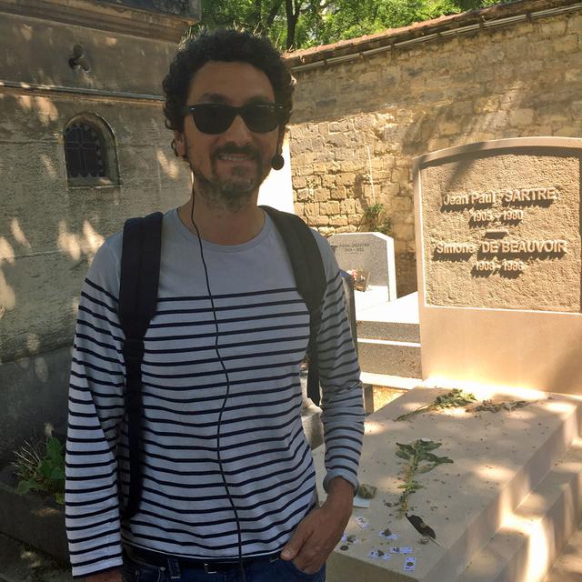 David Foenkinos devant la tombe de Jean-Paul Sartre et Simone de Beauvoir. [RTS - Karine Vasarino]