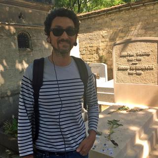 David Foenkinos devant la tombe de Jean-Paul Sartre et Simone de Beauvoir. [RTS - Karine Vasarino]
