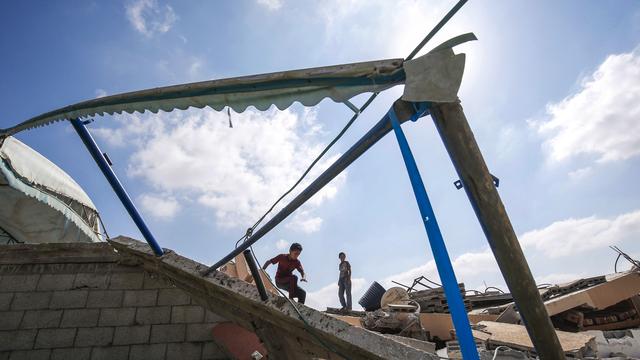 Des enfants dans les décombres après des tirs de roquettes en direction de Gaza. [AFP - Said Khatib]