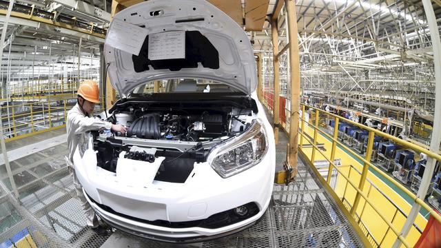 Un employé travaillant sur une chaîne de production du groupe Dongfeng à Zhengzhou en  Chine. [Reuters - Stringer]