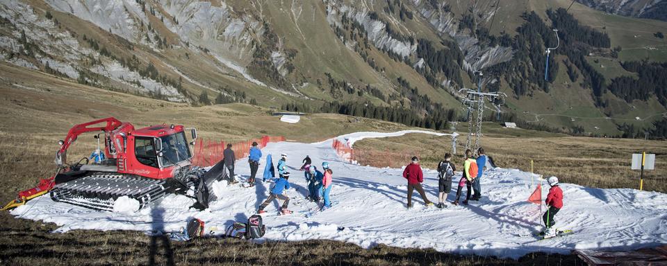 La première piste de ski en "Snowfarming" de Suisse, inaugurée le 20 octobre à Adelboden. [Keystone - Peter Schneider]