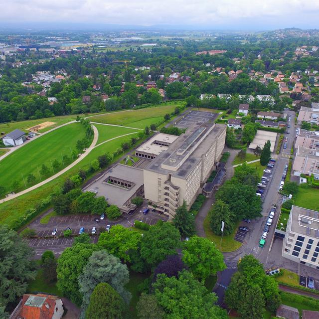 Le collège de Saussure à Genève, vu du ciel. [CC-BY-SA - Alexey M.]