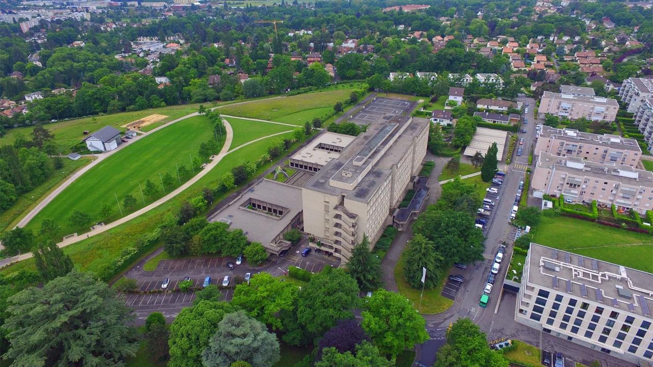 Le collège de Saussure à Genève, vu du ciel. [CC-BY-SA - Alexey M.]