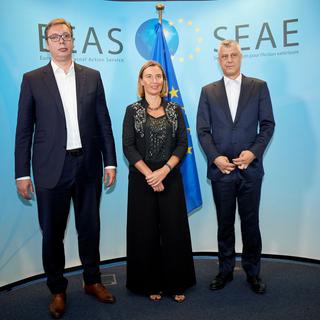 Les présidents serbe (gauche) et kosovar en compagnie de la cheffe de la diplomatie européenne Federica Mogherini à Bruxelles le 18.07.2018. [Anadolu Agency /AFP - Pool]