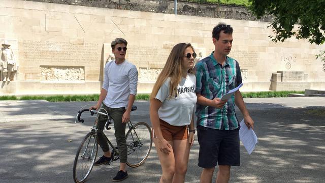 Ariane Bader et Sébastien Bärtschi, responsable de la Pastorale des jeunes de l’Eglise catholique de Genève. [RTS - Francesca Argiroffo]