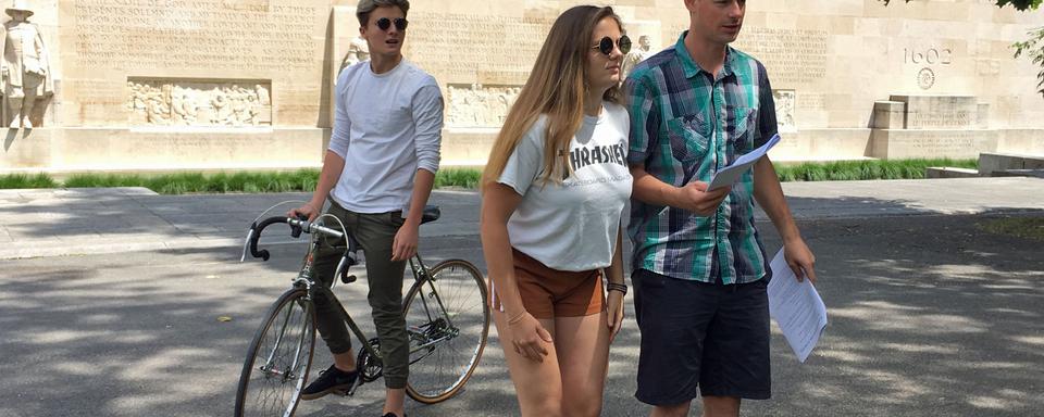 Ariane Bader et Sébastien Bärtschi, responsable de la Pastorale des jeunes de l’Eglise catholique de Genève. [RTS - Francesca Argiroffo]