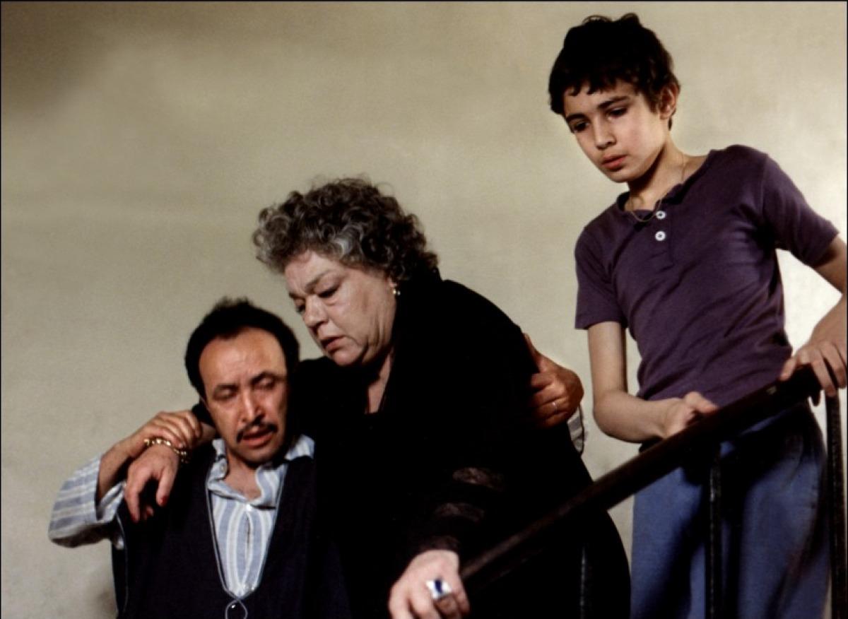 Madame Rosa (Simon Signoret) et le jeune Momo (Samy Ben-Youb) dans le film "La vie devant soi" de Moshe Mizrahi (1977). [Liria Films]