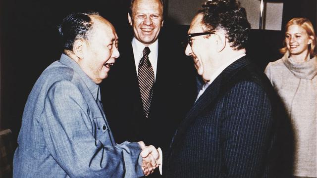 Le président des USA Gerald Ford et sa fille Susan assistent à la rencontre entre le secrétaire d'État  Henry Kissinger et Mao Tse-Tung, président de la République populaire de Chine, le 2 décembre 1975.