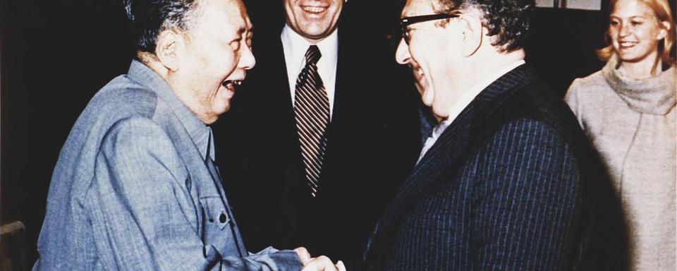 Le président des USA Gerald Ford et sa fille Susan assistent à la rencontre entre le secrétaire d'État  Henry Kissinger et Mao Tse-Tung, président de la République populaire de Chine, le 2 décembre 1975.