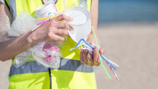 Déchets plastiques et pailles. [fotolia - Daisy daisy]