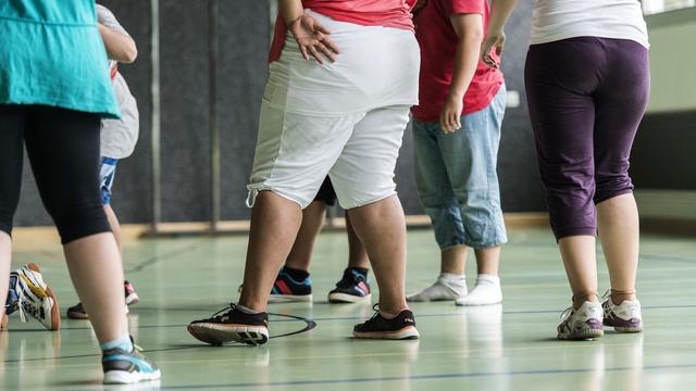 Des participants à un camp de sport pour enfants en surpoids dans le canton de Berne. [Keystone - Christian Beutler]