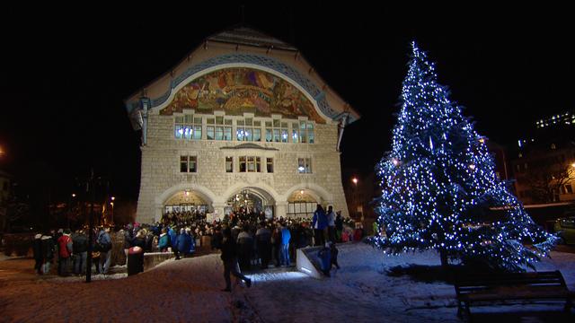 Des dizaines de membres de la Musique Scolaire se sont rassemblés devant l'Hôtel de Ville du Locle. [RTS]