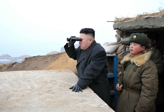 Le président nord-coréen Kim Jong-Un, lors de la visite d'une base militaire (image non-datée). [REUTERS - KCNA]