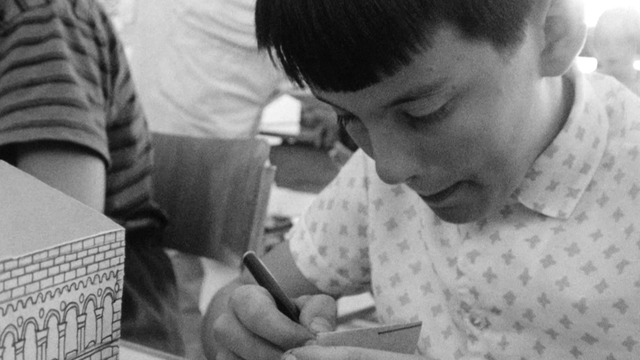 Elève de l'école de la Gradelle à Genève, appliquant la méthode Freinet. 1966. [RTS]