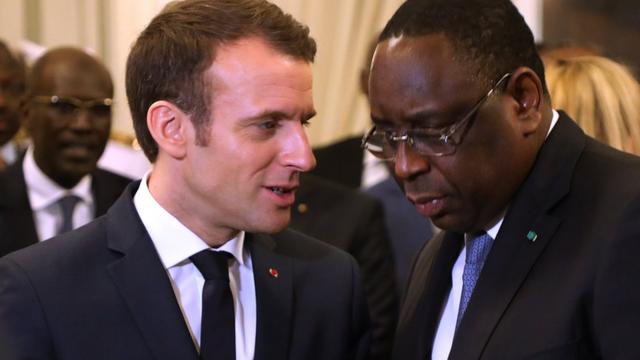 Emmanuel Macron parle avec le président sénégalais Macky Sall lors de la 3ème conférence sur le financement du Partenariat mondial pour l’éducation. [Keystone - Ludovic Marin]