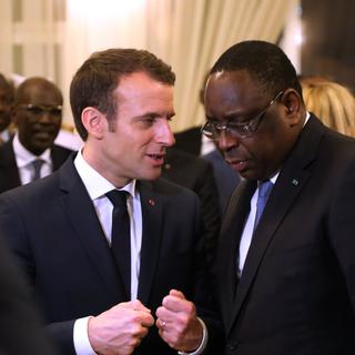 Emmanuel Macron parle avec le président sénégalais Macky Sall lors de la 3ème conférence sur le financement du Partenariat mondial pour l’éducation. [Keystone - Ludovic Marin]