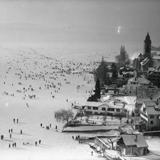 Photographie du lac de Zurich gelé durant l'hiver 1962-63. [ETH-Bibliothek Zürich, Bildarchiv / Com_F63-00005 / CC BY-SA 4.0 - Comet Photo AG]
