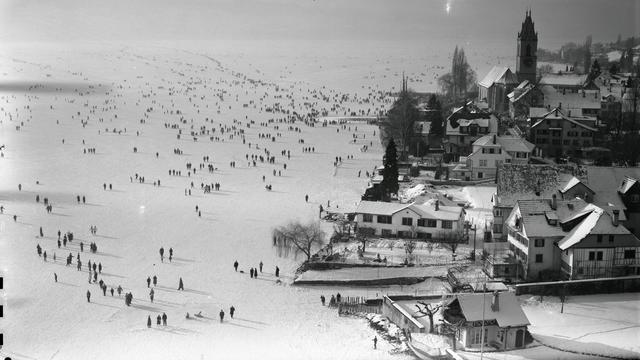 Photographie du lac de Zurich gelé durant l'hiver 1962-63. [ETH-Bibliothek Zürich, Bildarchiv / Com_F63-00005 / CC BY-SA 4.0 - Comet Photo AG]