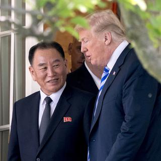 Le président américain Donald Trump et le général nord-coréen Kim Yong Chol. [Keystone - Andrew Harnik]