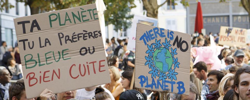 Plusieurs milliers de personnes ont défilé samedi dans les rues de Genève lors de la Marche pour le climat. [Keystone - Salvatore Di Nolfi]