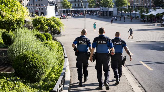 Des policiers municipaux patrouillent à Lausanne début juin pour lutter contre le deal de rue. [Keystone - Jean-Christophe Bott]