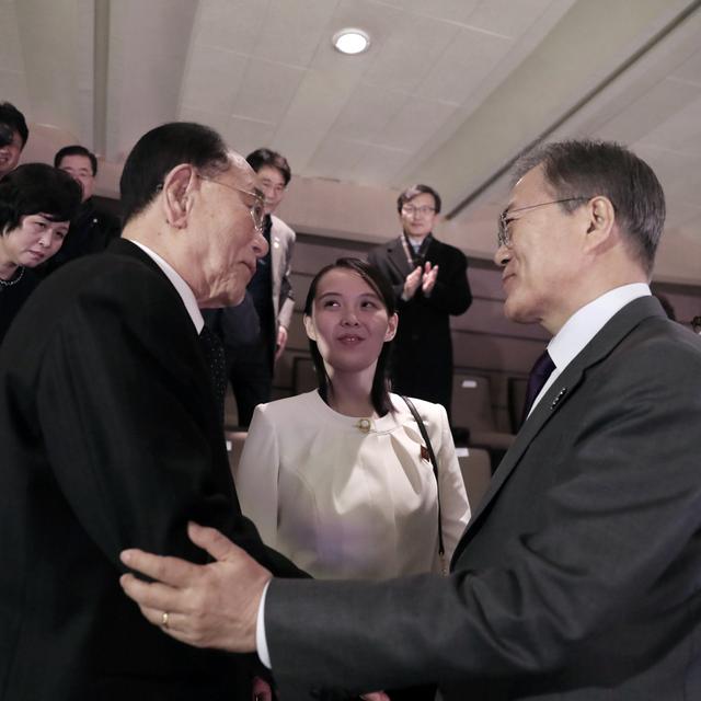 Rencontre historique entre les deux Corées: le président de l'Assemblée populaire suprême de Corée du Nord Kim Yong Nam (à gauche), Kim Yo Jong, soeur du dirigeant nord-coréen Kim Jong Un, et le président sud-coréen Moon Jae-in. [Keystone - Bee Jae-man]