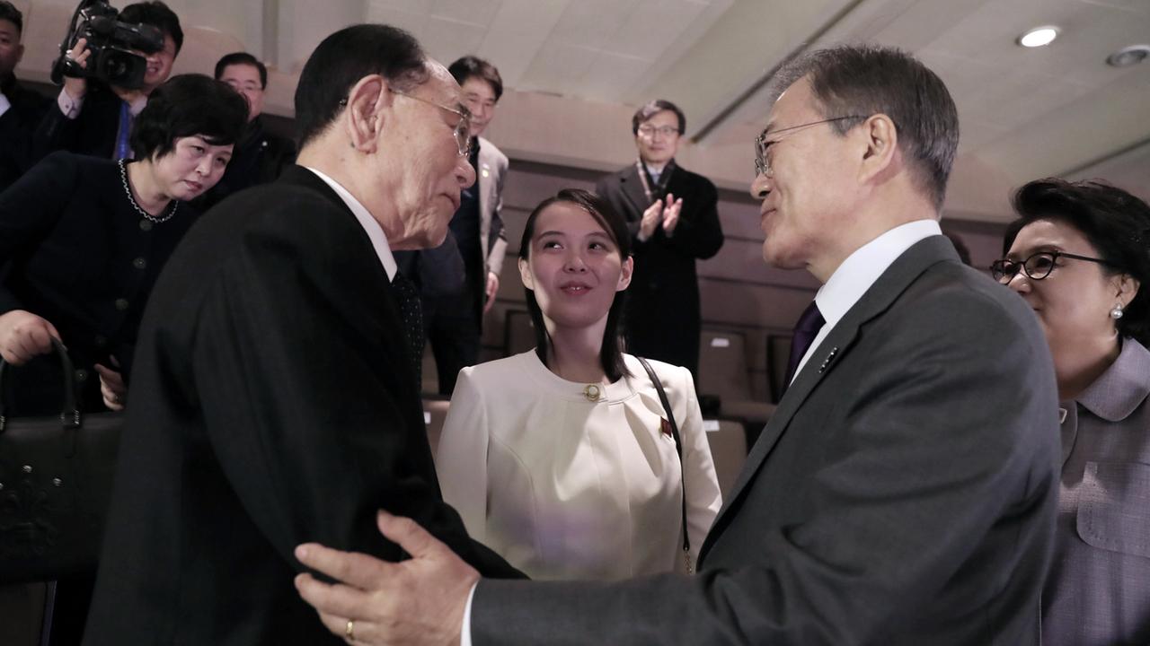 Rencontre historique entre les deux Corées: le président de l'Assemblée populaire suprême de Corée du Nord Kim Yong Nam (à gauche), Kim Yo Jong, soeur du dirigeant nord-coréen Kim Jong Un, et le président sud-coréen Moon Jae-in. [Keystone - Bee Jae-man]