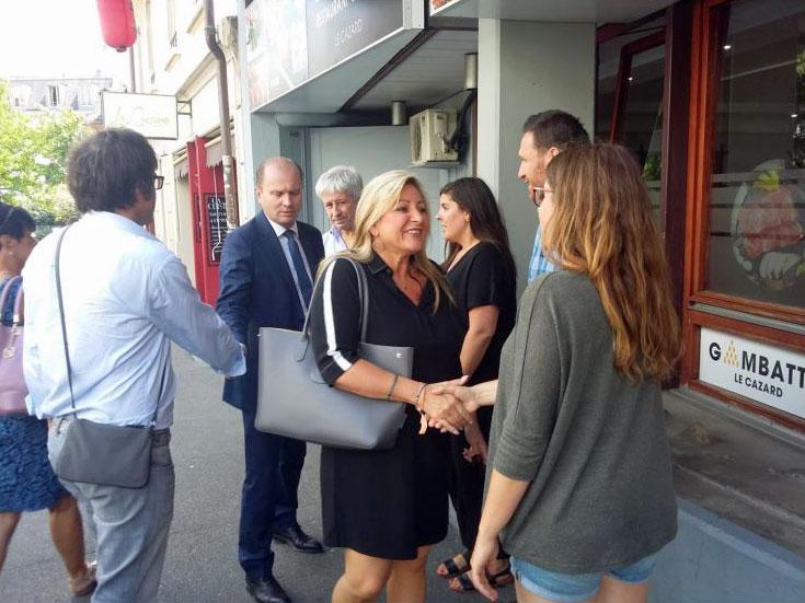 Nuria Gorrite et Philippe Leuba ont rejoint momentanément les grévistes réunis au Cazard à Lausanne. [RTS - Simon Corthay]