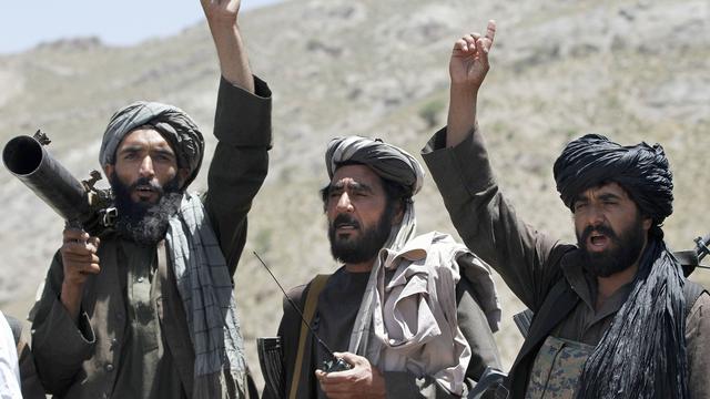 Des combattants talibans réagissent à un discours de leur chef, le 27 mai 2017 dans la province afghane d'Herat. [Keystone - Allauddin Khan]