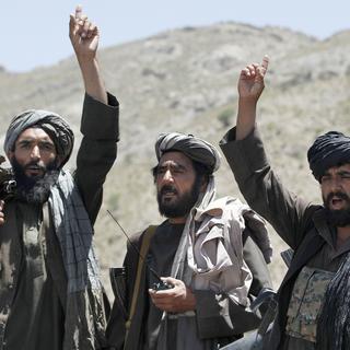 Des combattants talibans réagissent à un discours de leur chef, le 27 mai 2017 dans la province afghane d'Herat. [Keystone - Allauddin Khan]