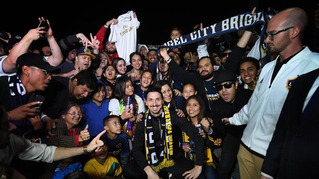 Zlatan Ibrahimovic accueilli par ses fans à l'aéroport de Los Angeles. [AFP - Mark Ralston]