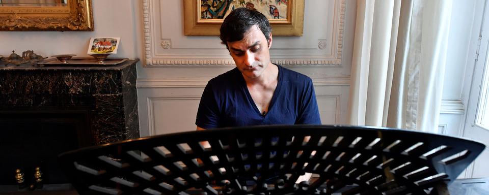 Le pianiste Ivan Ilic dans son appartement à Bordeaux, le 3 octobre 2017. [AFP - Georges Gobet]