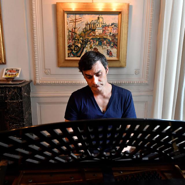 Le pianiste Ivan Ilic dans son appartement à Bordeaux, le 3 octobre 2017. [AFP - Georges Gobet]
