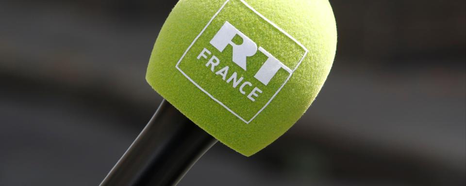 Un micro de la chaîne d'information Russia Today France. [Reuters - Philippe Wojazer]