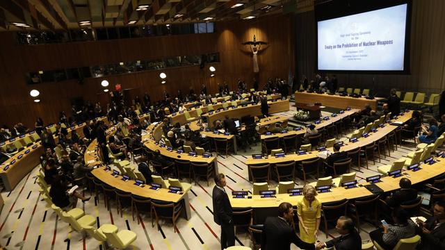 Le siège des Nations unies à New York lors de la signature du Traité sur l'interdiction des armes nucléaires. [Keystone - Peter Foley]