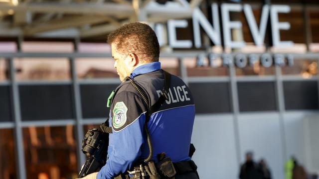 La sécurité avait été renforcée aux abords des lieux sensibles, comme ici à l'aéroport de Genève, en lien avec une menace terroriste jugée "précise" en décembre 2015. [Keystone - Salvatore Di Nolfi]