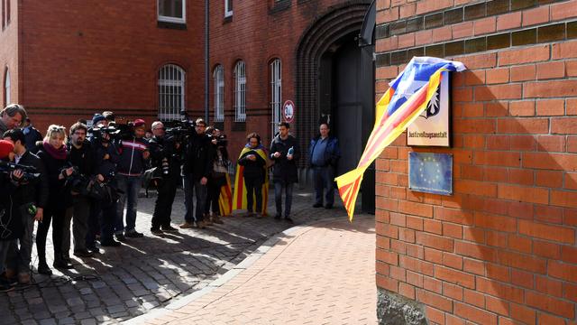 Des journalistes attendent Carles Puigdemont qui doit sortir de prison dans la journée. [afp - Patrik Stollarz]