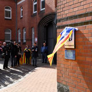 Des journalistes attendent Carles Puigdemont qui doit sortir de prison dans la journée. [afp - Patrik Stollarz]