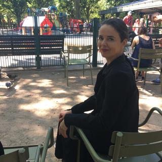 Amélie Nothomb au jardin du Luxembourg à Paris. [RTS - Karine Vasarino]