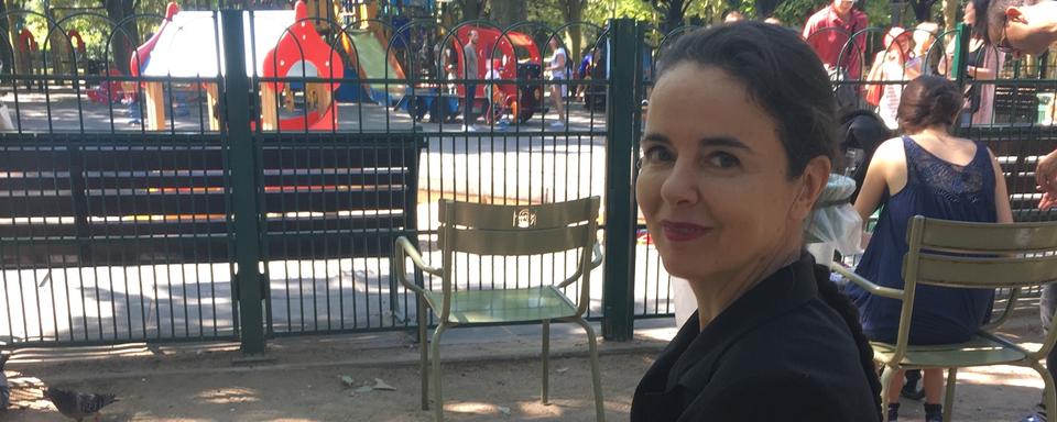 Amélie Nothomb au jardin du Luxembourg à Paris. [RTS - Karine Vasarino]