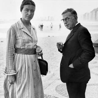 Simone de Beauvoir et Jean-Paul Sartre, sur la plage de Copacabana à Rio. [AFP - STF]