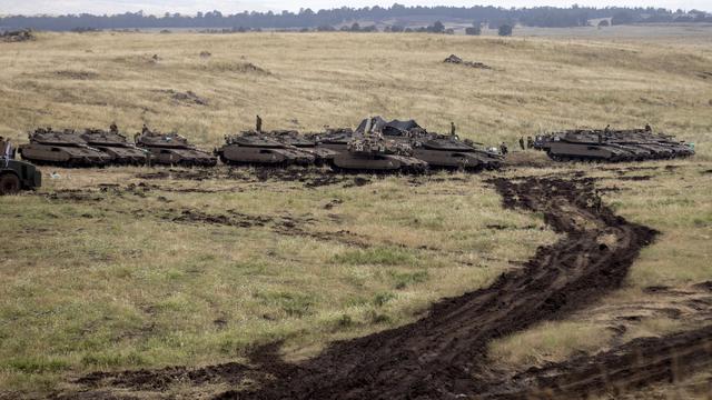 Tanks israéliens déployés sur le plateau du Golan près de la frontière syrienne, où sont engagées des forces iraniennes, le 9 mai 2018. [EPA/Keystone - Atef Safadi]