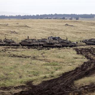 Tanks israéliens déployés sur le plateau du Golan près de la frontière syrienne, où sont engagées des forces iraniennes, le 9 mai 2018. [EPA/Keystone - Atef Safadi]