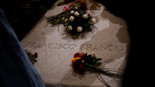 La tombe du dictateur espagnol Francisco Franco au "El Valle de los Caidos" est toujours fleurie. [reuters - Juan Medina]